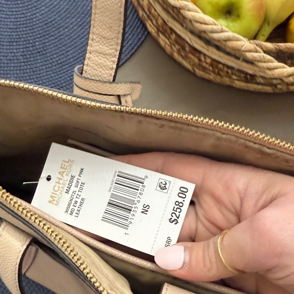Michael Kors blush pink Tote with Gold Accents - Picture 4 of 7